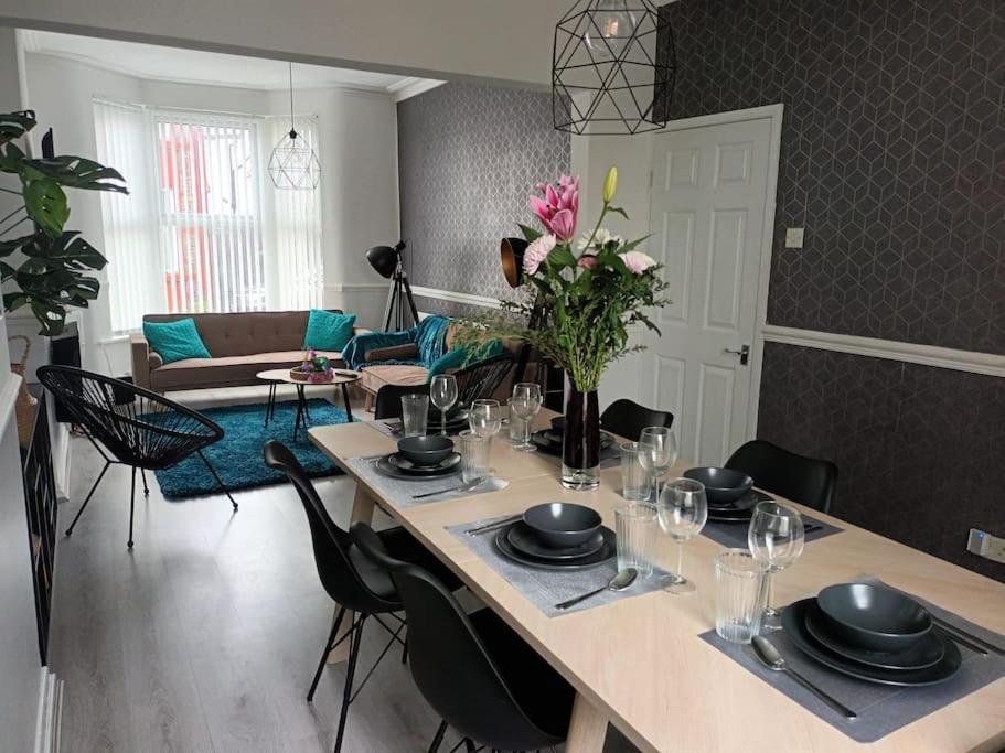 Antonio Str 6 Beds Villa Liverpool