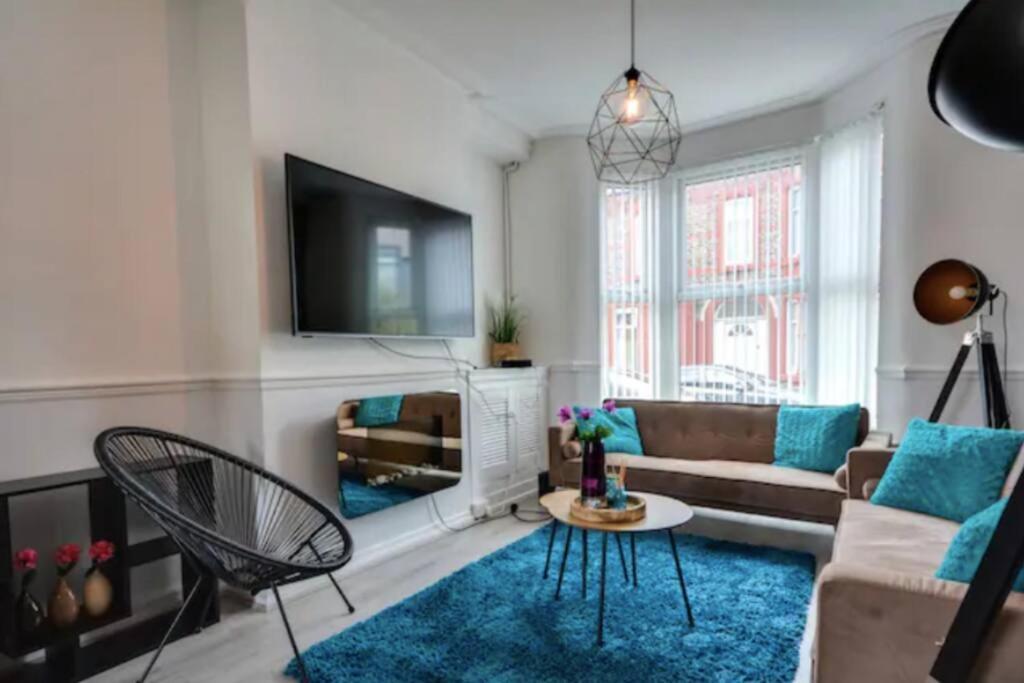 Antonio Str 6 Beds *