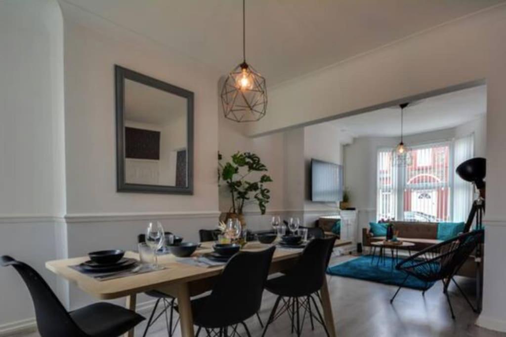 Antonio Str 6 Beds Villa *
